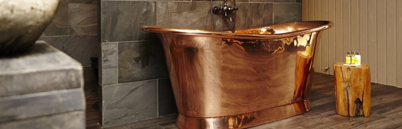 Freestanding traditional bathtub