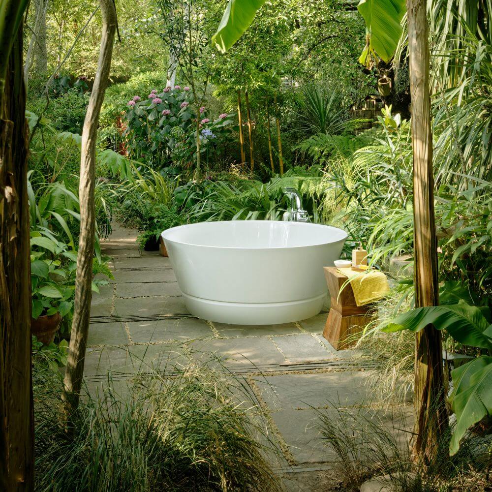 Taizu freestanding bath in tropical forrest